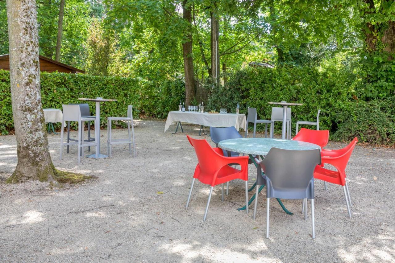 Hotel La Commanderie De Champarey Bourgoin-Jallieu Esterno foto
