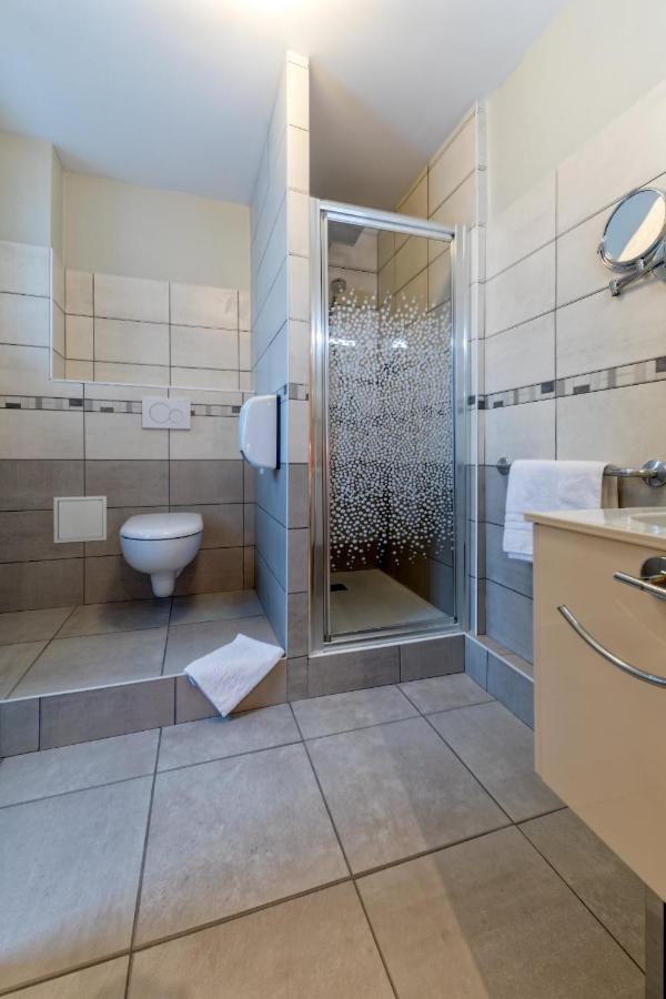Hotel La Commanderie De Champarey Bourgoin-Jallieu Esterno foto