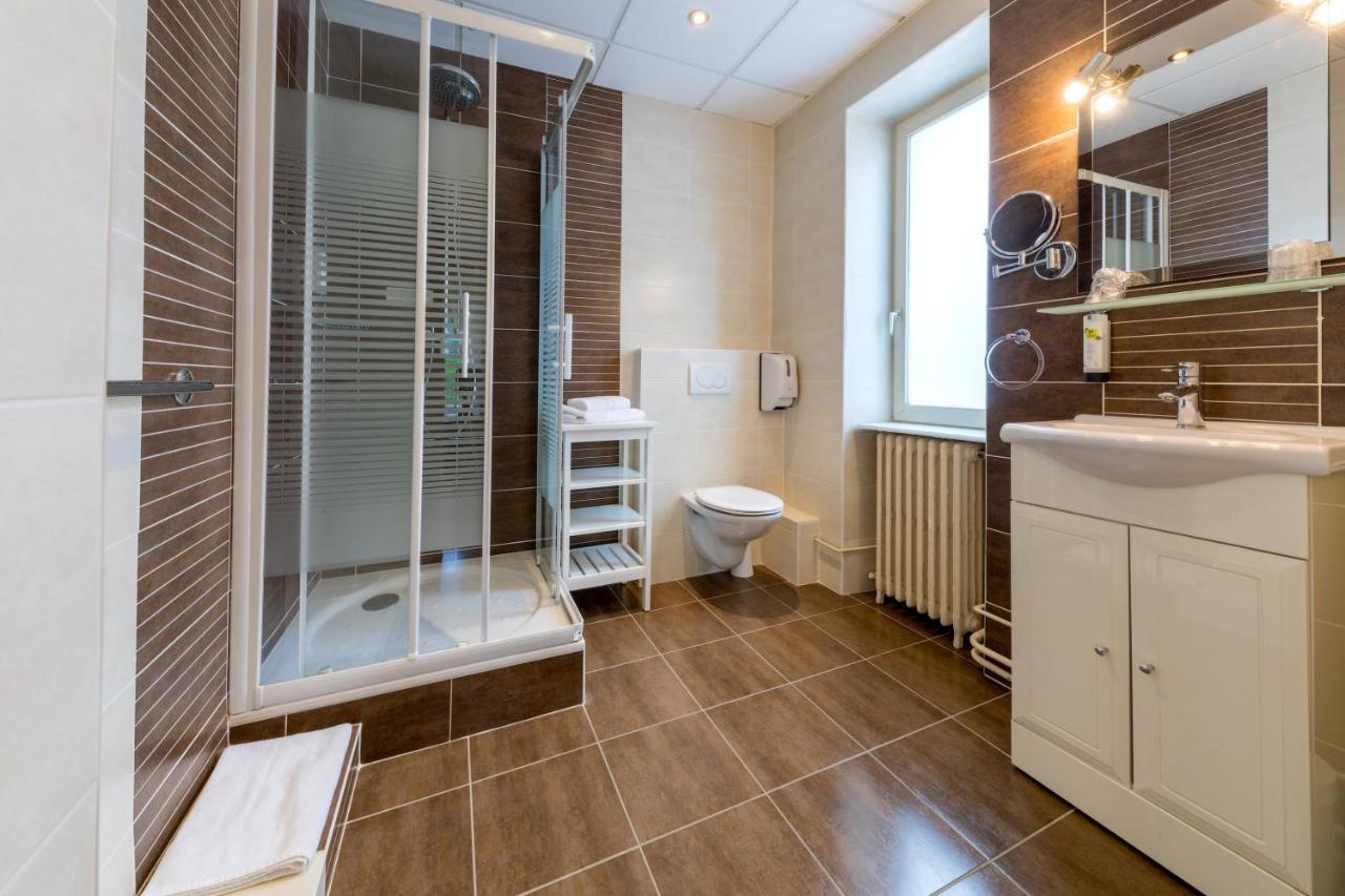 Hotel La Commanderie De Champarey Bourgoin-Jallieu Esterno foto