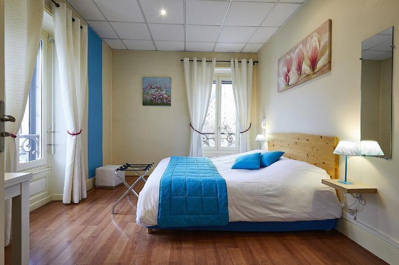 Hotel La Commanderie De Champarey Bourgoin-Jallieu Esterno foto